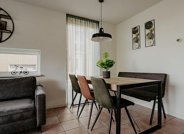 Ferienhaus Busch en Dam in Uitgeest, Nordholland, mit Terrasse am Wasser, ideal zum Entspannen und Natur erleben.