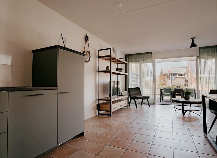 Ferienhaus Busch en Dam in Uitgeest, Nordholland, mit Terrasse am Wasser, ideal zum Entspannen und Natur erleben.