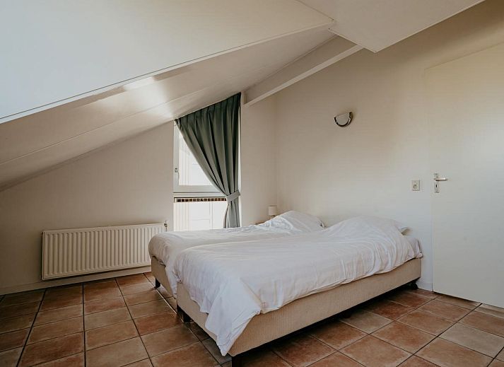 Gemuetliches Wohnzimmer des Ferienhauses Busch en Dam in Uitgeest, Nordholland, mit moderner Einrichtung und Blick auf den Garten.