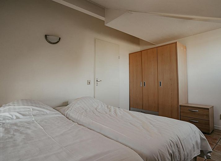 Gemuetliches Wohnzimmer des Ferienhauses Busch en Dam in Uitgeest, Nordholland, mit Blick auf die Terrasse und moderner Einrichtung.