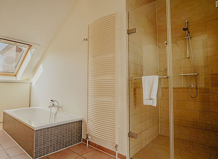 Luftaufnahme der Penthouse-Wohnung in Uitgeest, Nordholland, mit Blick auf den Yachthafen und die gruene Umgebung.