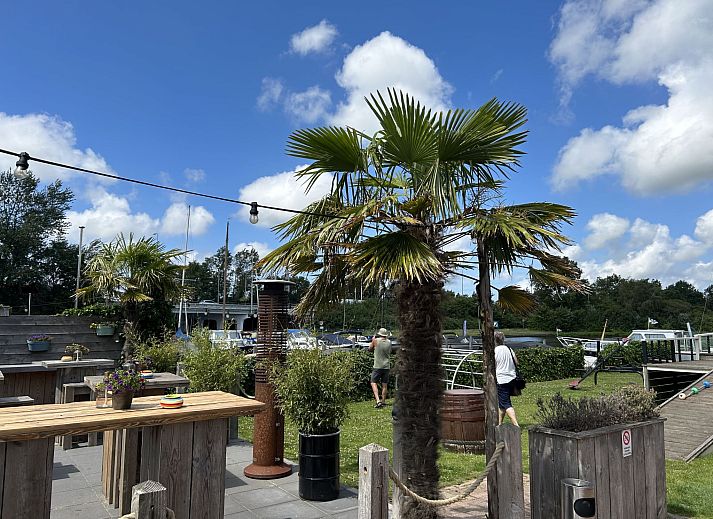 Geraeumiges Wohnzimmer der Penthouse-Wohnung in Uitgeest, Nordholland, mit modernen Moebeln und viel natuerlichem Licht.