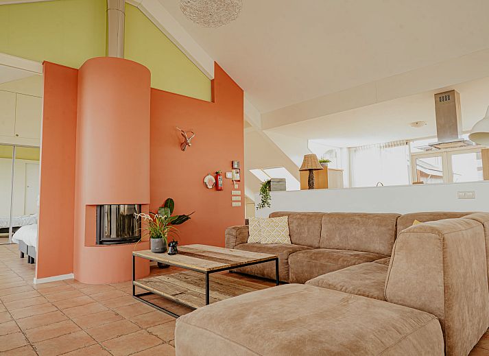 Geraeumiges Wohnzimmer der Penthouse-Wohnung in Uitgeest, Nordholland, mit modernen Moebeln und viel natuerlichem Licht.