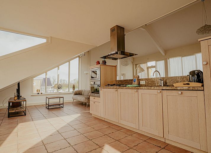 Gemuetliche Sitzecke mit Kamin im Apartment Penthouse, Uitgeest, Nordholland, ideal zum Entspannen.