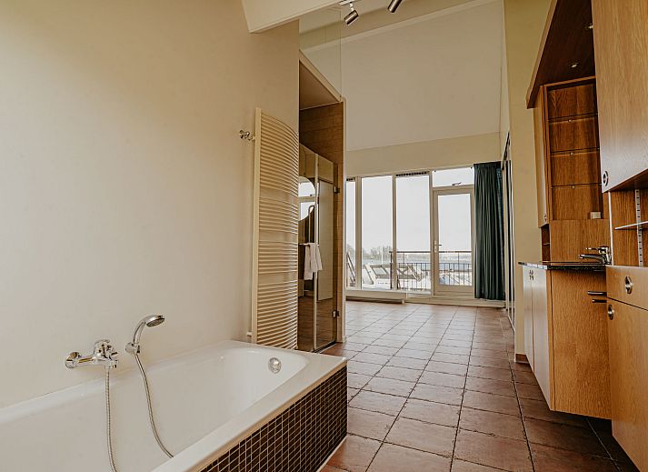 Gemuetliche Sitzecke mit Kamin im Apartment Penthouse, Uitgeest, Nordholland, ideal zum Entspannen.