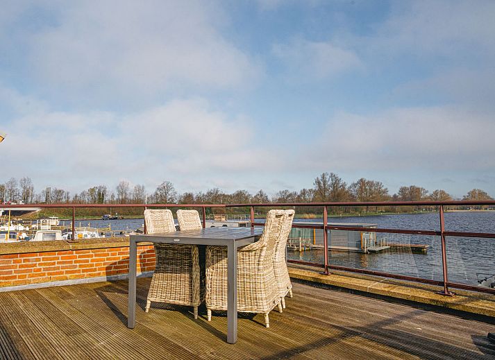 Gemuetliche Sitzecke mit Kamin im Apartment Penthouse, Uitgeest, Nordholland, ideal zum Entspannen.