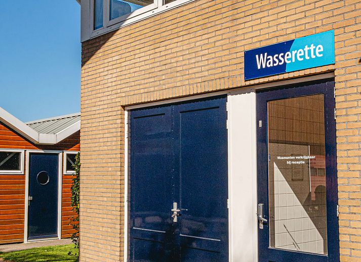 Terrasse der Penthouse-Wohnung in Uitgeest, Nordholland, mit herrlichem Blick auf den Yachthafen und den See.