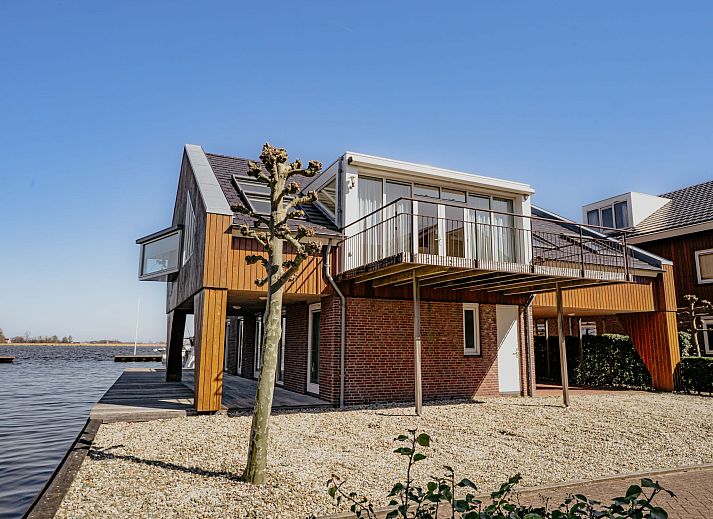 Terrasse der Penthouse-Wohnung in Uitgeest, Nordholland, mit herrlichem Blick auf den Yachthafen und den See.