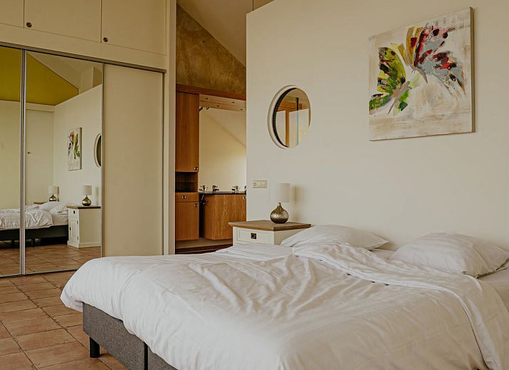 Schlafzimmer im Apartment Penthouse, Uitgeest, Nordholland, mit bequemen Betten und moderner Einrichtung.