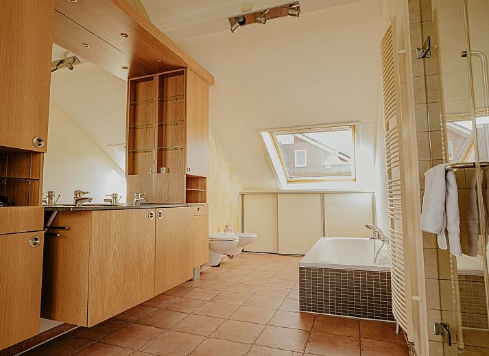 Schlafzimmer im Apartment Penthouse, Uitgeest, Nordholland, mit bequemen Betten und moderner Einrichtung.