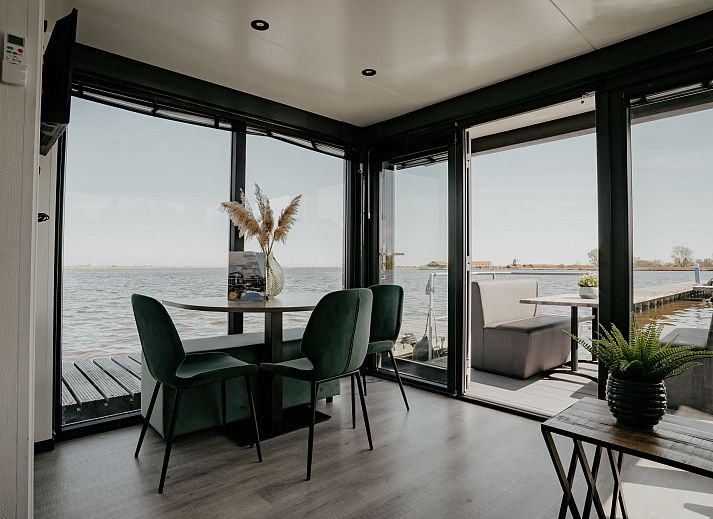 Vakantiehuis Havenlodge in Uitgeest, Noord-Holland met uitzicht op de jachthaven en boten.