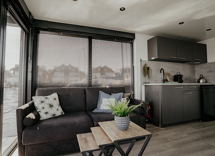 Vakantiehuis Havenlodge in Uitgeest, Noord-Holland met uitzicht op de jachthaven en boten.