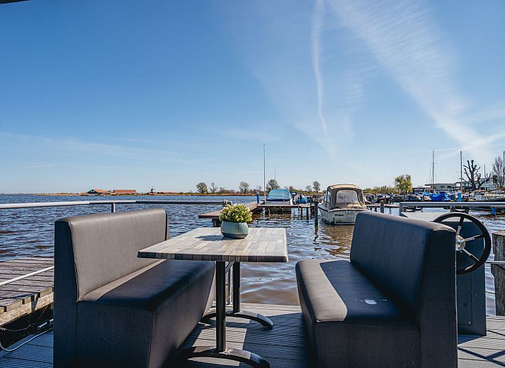 Vakantiehuis Havenlodge in Uitgeest, Noord-Holland met uitzicht op de jachthaven en boten.