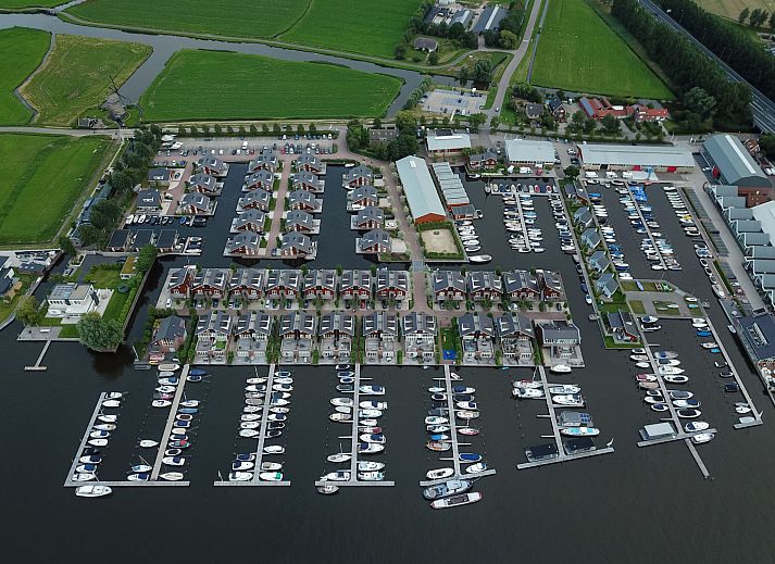 Vakantiehuis Havenlodge in Uitgeest, Noord-Holland met uitzicht op de jachthaven en boten.