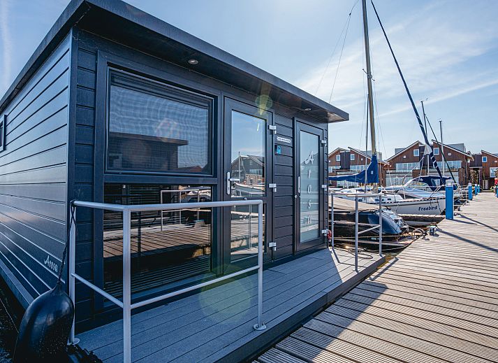 Gezellige eethoek met uitzicht op het water in Vakantiehuis Havenlodge, Uitgeest, Noord-Holland.