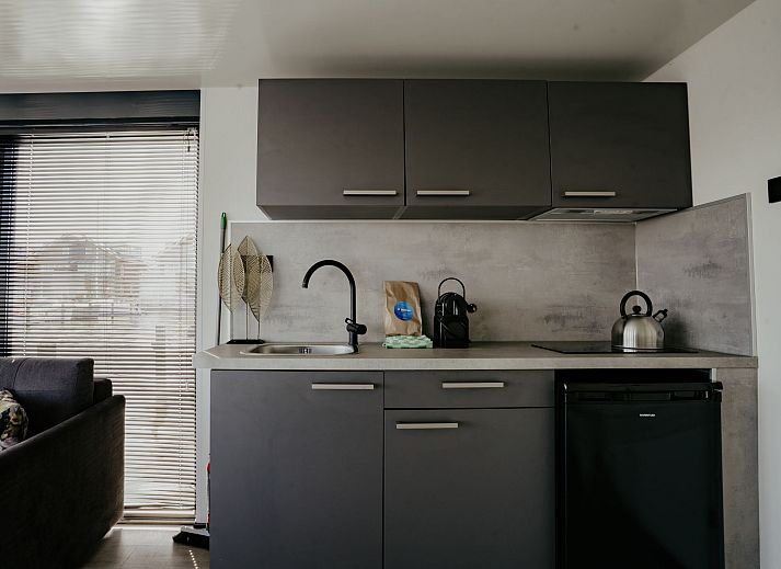 Gezellige eethoek met uitzicht op het water in Vakantiehuis Havenlodge, Uitgeest, Noord-Holland.