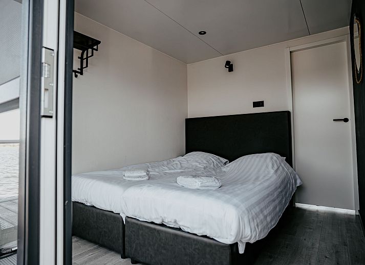 Gezellige eethoek met uitzicht op het water in Vakantiehuis Havenlodge, Uitgeest, Noord-Holland.