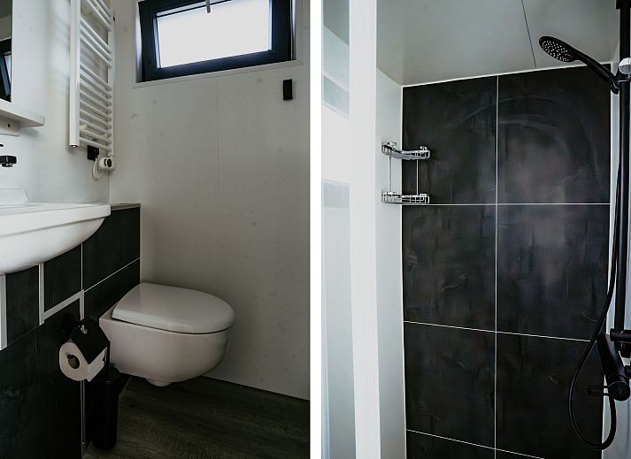 Gezellige eethoek met uitzicht op het water in Vakantiehuis Havenlodge, Uitgeest, Noord-Holland.