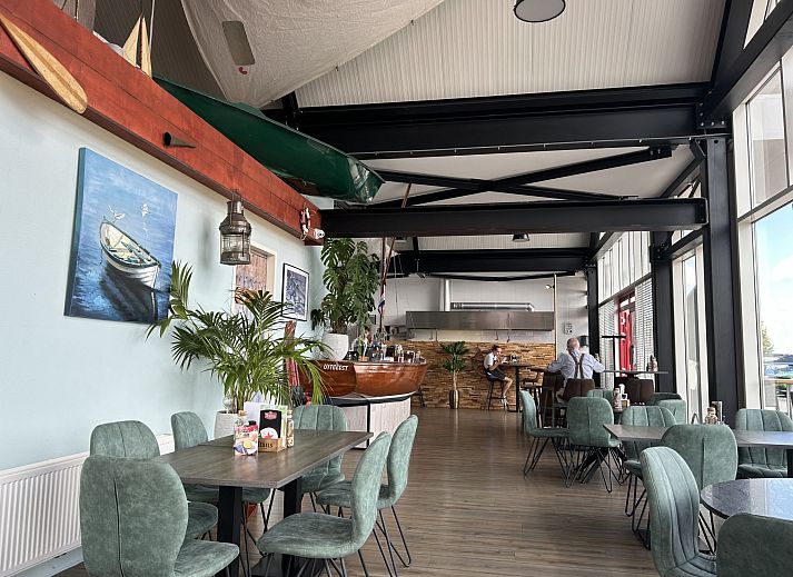 Lichte binnenruimte met terrasuitzicht in Vakantiehuis Havenlodge, Uitgeest, Noord-Holland.