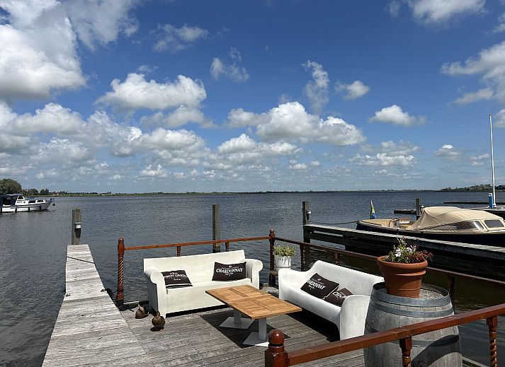 Lichte binnenruimte met terrasuitzicht in Vakantiehuis Havenlodge, Uitgeest, Noord-Holland.