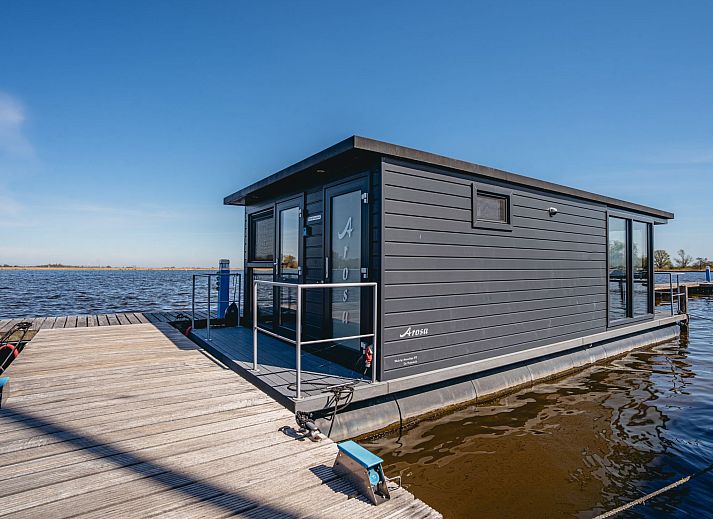 Moderne keuken in Vakantiehuis Havenlodge, Uitgeest, Noord-Holland met alle gemakken.