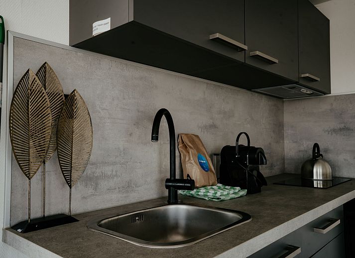 Moderne keuken in Vakantiehuis Havenlodge, Uitgeest, Noord-Holland met alle gemakken.