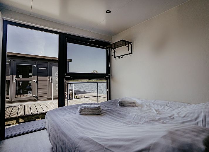 Moderne keuken in Vakantiehuis Havenlodge, Uitgeest, Noord-Holland met alle gemakken.