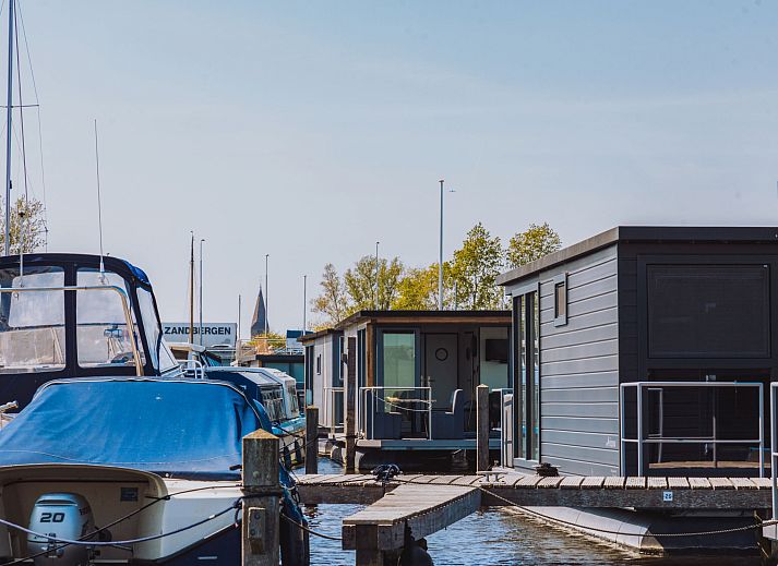 Moderne keuken in Vakantiehuis Havenlodge, Uitgeest, Noord-Holland met alle gemakken.