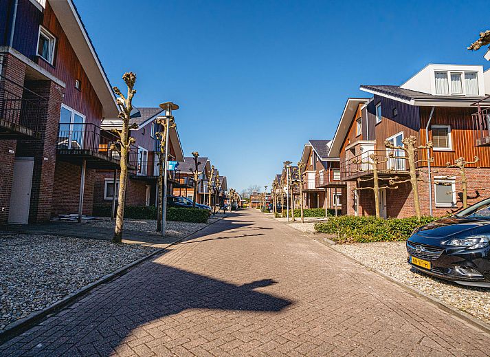 Exterieur van Vakantiehuis Havenlodge in Uitgeest, Noord-Holland met terras aan het water.