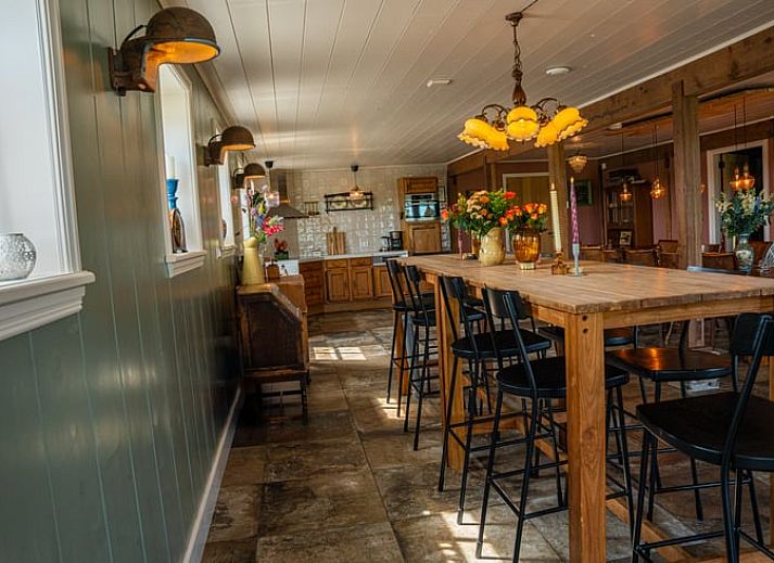 Geraeumiger Innenbereich des Huisje in Ursem, Ferienhaus in Nordholland, mit Billardtisch und gemuetlicher Sitzecke.