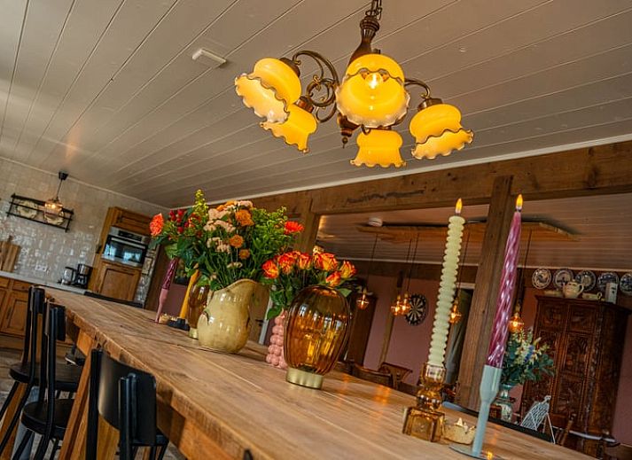 Geraeumiger Innenbereich des Huisje in Ursem, Ferienhaus in Nordholland, mit Billardtisch und gemuetlicher Sitzecke.