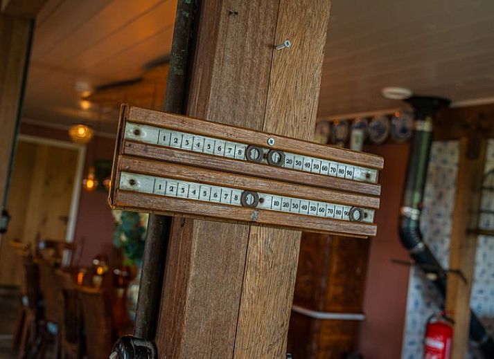 Geraeumiger Innenbereich des Huisje in Ursem, Ferienhaus in Nordholland, mit Billardtisch und gemuetlicher Sitzecke.