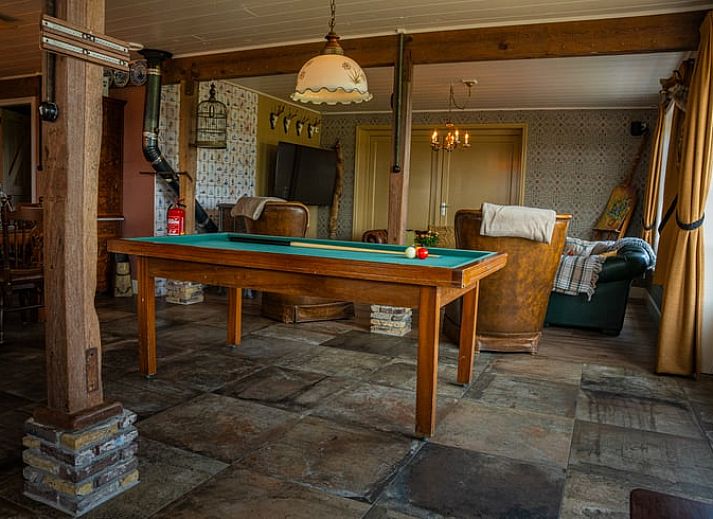 Frische Eier in einem hoelzernen Nistkasten im Huisje in Ursem, einem Ferienhaus in Nordholland, mitten in der Natur.