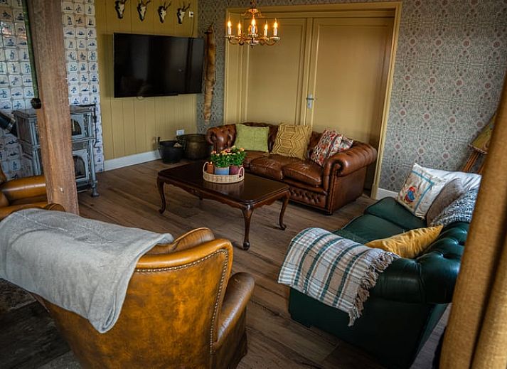 Frische Eier in einem hoelzernen Nistkasten im Huisje in Ursem, einem Ferienhaus in Nordholland, mitten in der Natur.