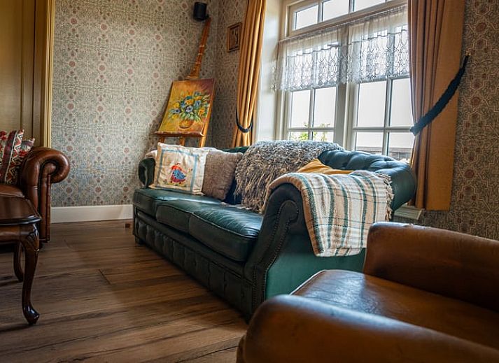 Frische Eier in einem hoelzernen Nistkasten im Huisje in Ursem, einem Ferienhaus in Nordholland, mitten in der Natur.