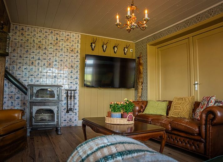 Frische Eier in einem hoelzernen Nistkasten im Huisje in Ursem, einem Ferienhaus in Nordholland, mitten in der Natur.