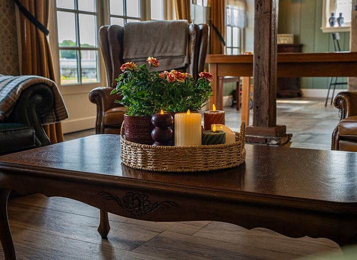 Frische Eier in einem hoelzernen Nistkasten im Huisje in Ursem, einem Ferienhaus in Nordholland, mitten in der Natur.