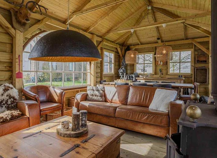 Gezellige woonkamer met houten interieur in NH135 vakantiehuis, Schermerhorn, Noord-Holland.