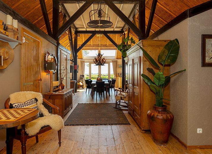 Gezellige woonkamer met houten interieur in NH135 vakantiehuis, Schermerhorn, Noord-Holland.