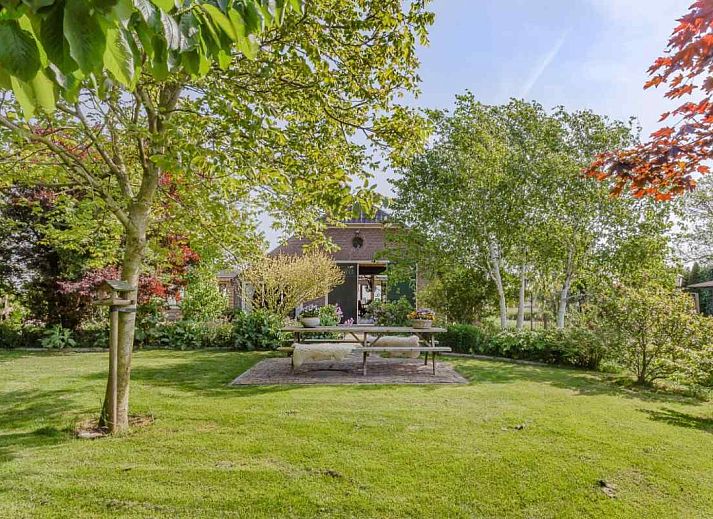 Moderne keuken in vakantiehuis NH135 met uitzicht op de natuur in Schermerhorn, Noord-Holland.
