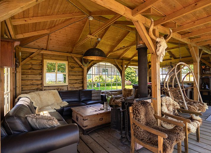 Moderne keuken in vakantiehuis NH135 met uitzicht op de natuur in Schermerhorn, Noord-Holland.
