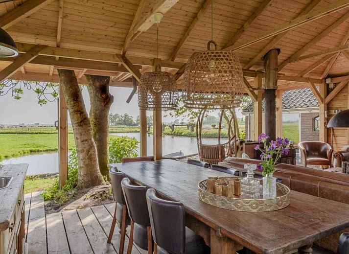 Ruime eetkamer in vakantiehuis NH135, Schermerhorn, met houten balken en landelijke charme.