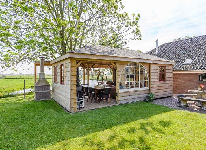 Ruime eetkamer in vakantiehuis NH135, Schermerhorn, met houten balken en landelijke charme.