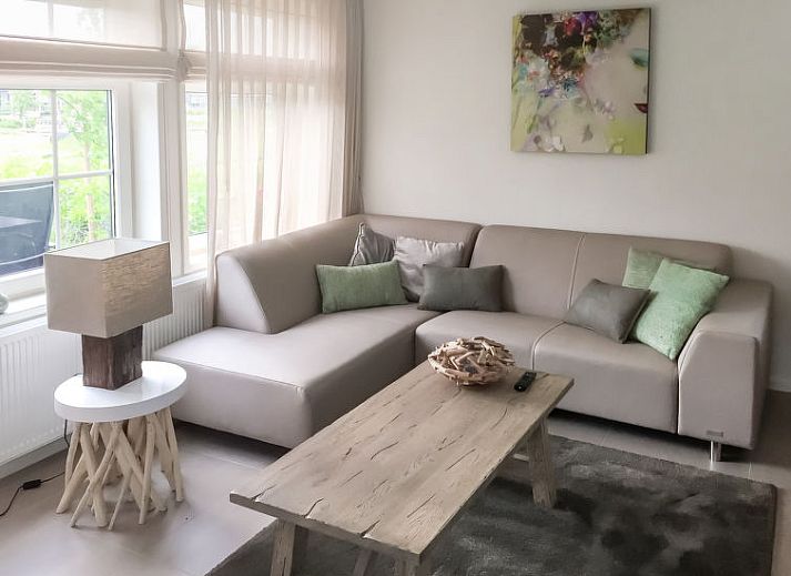 Stijlvolle woonkamer van vakantiehuis Schermer 6 in West-Graftdijk, Noord-Holland, met comfortabele zithoek.