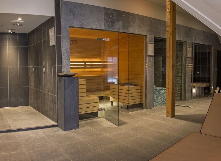 Stijlvolle woonkamer van vakantiehuis Schermer 6 in West-Graftdijk, Noord-Holland, met comfortabele zithoek.