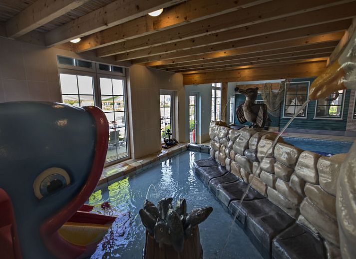 Sfeervolle slaapkamer in vakantiehuis Schermer 6, West-Graftdijk, Noord-Holland, met kroonluchter en uitzicht.