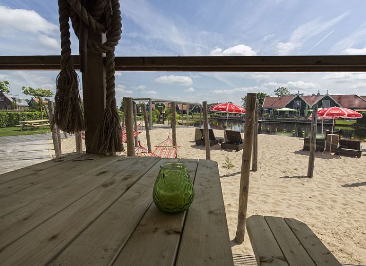 Sfeervolle slaapkamer in vakantiehuis Schermer 6, West-Graftdijk, Noord-Holland, met kroonluchter en uitzicht.