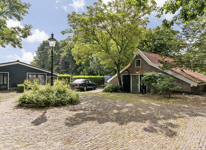 Vakantiehuis in Heiloo, Noord-Holland, omgeven door groene natuur en ruime tuin, ideaal voor een ontspannen verblijf in een rustige omgeving.