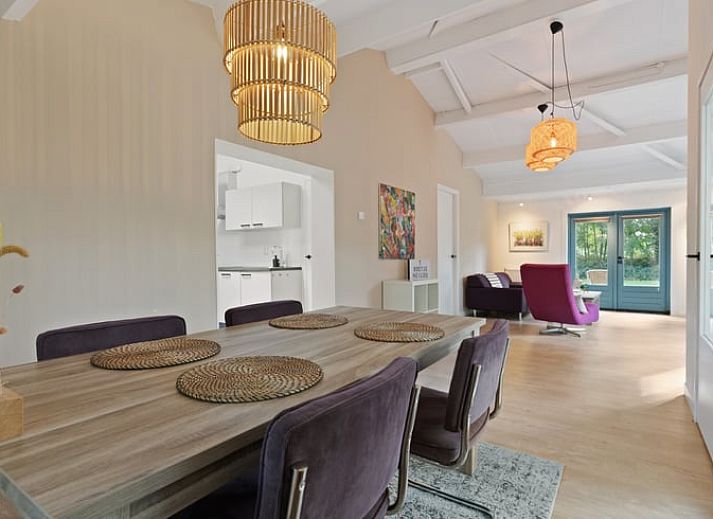 Vakantiehuis in Heiloo, Noord-Holland met groene gevel en omringd door natuur, ideaal voor een ontspannen verblijf in een prachtige omgeving.