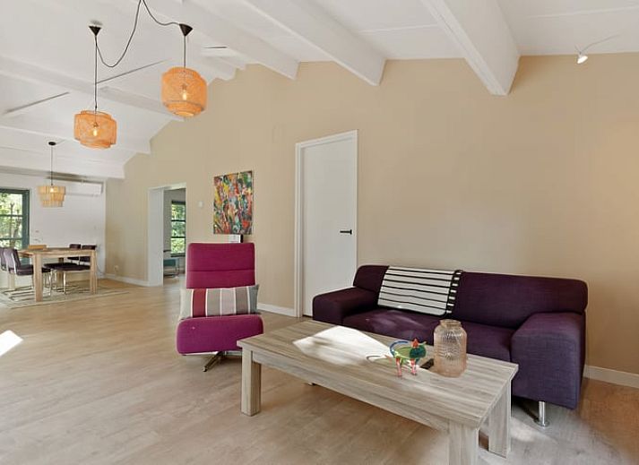 Vakantiehuis in Heiloo, Noord-Holland met groene gevel en omringd door natuur, ideaal voor een ontspannen verblijf in een prachtige omgeving.